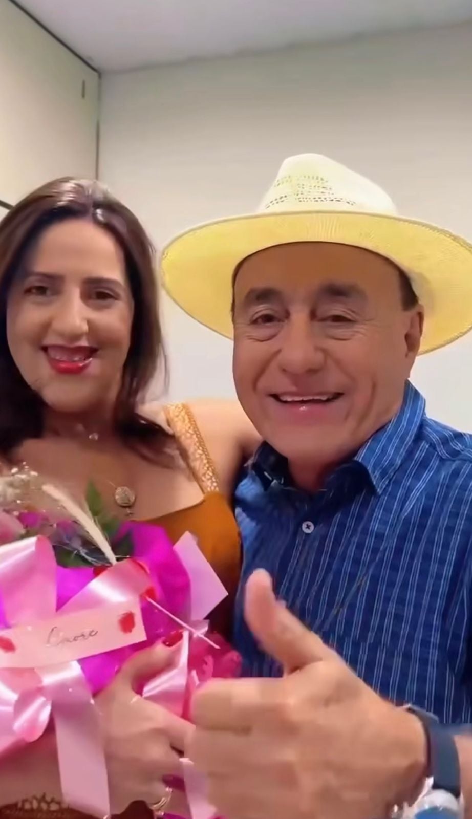 Prefeito compartilha vídeo com momentos ao lado da esposa, destacando tradição de gestos românticos e declaração de amor nas redes sociais.