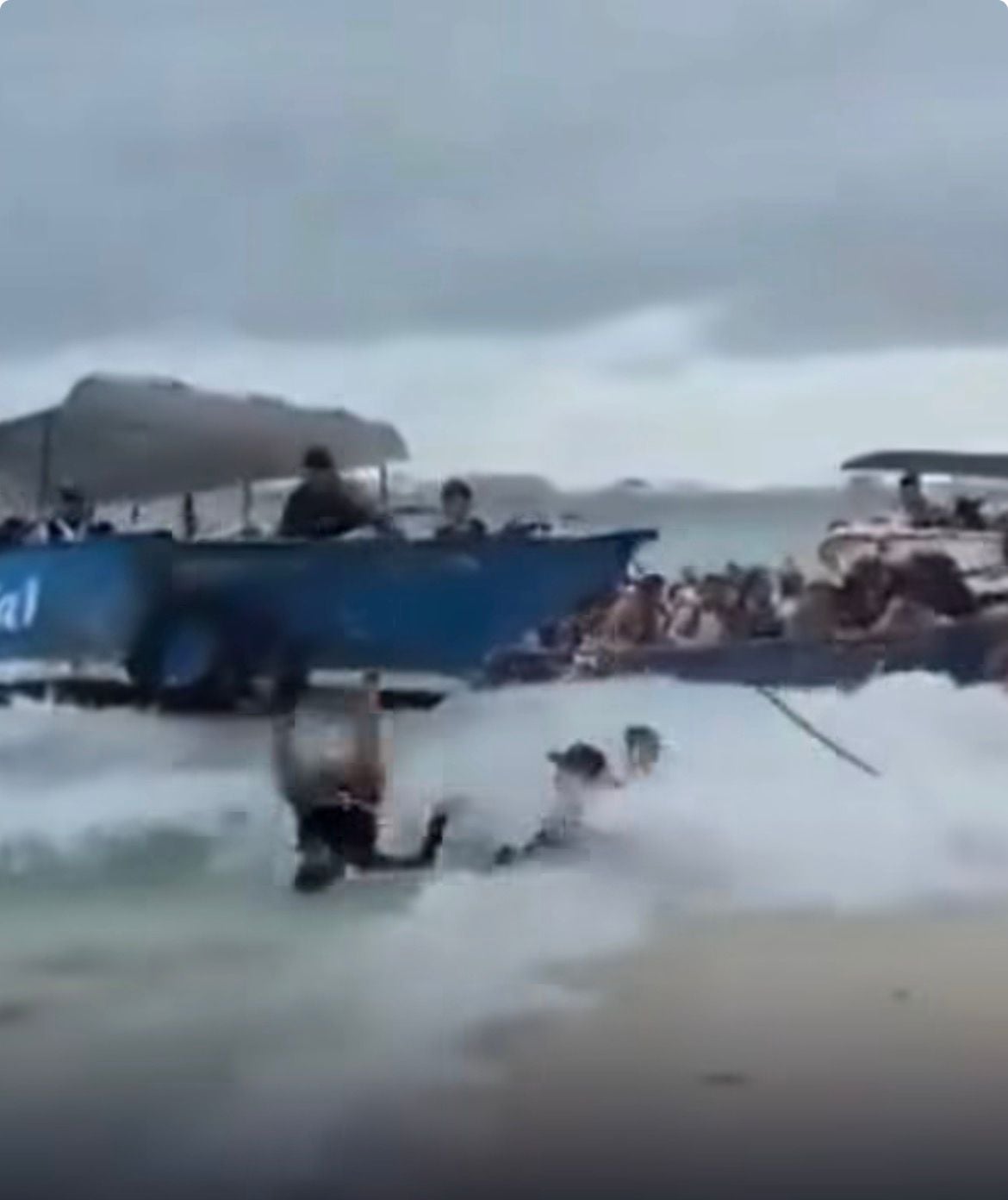 Uma turista ficou gravemente ferida após cair de uma lancha durante o embarque em Jonny Cay, em San Andrés, na Colômbia, em meio à forte agitação do mar.
