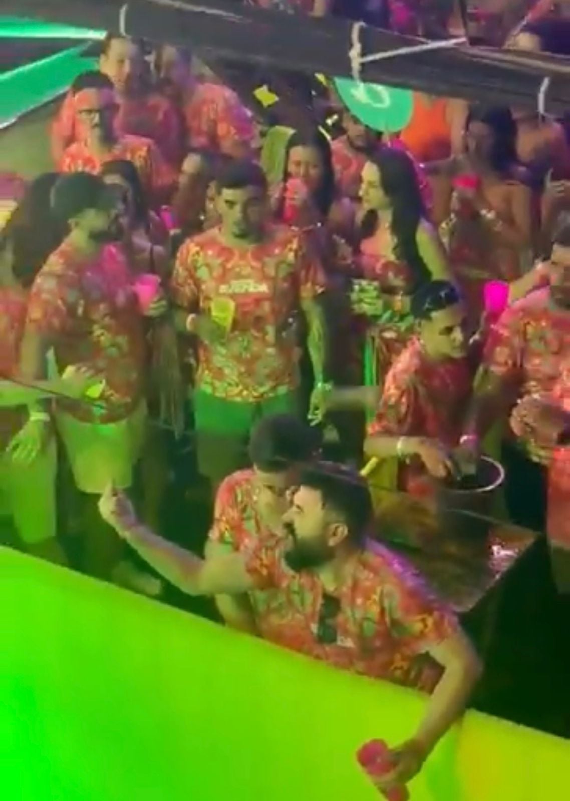 Confusão em bloco carnavalesco termina em agressão após homem tentar insultar Cláudia Leitte e ser contido pelo público presente.