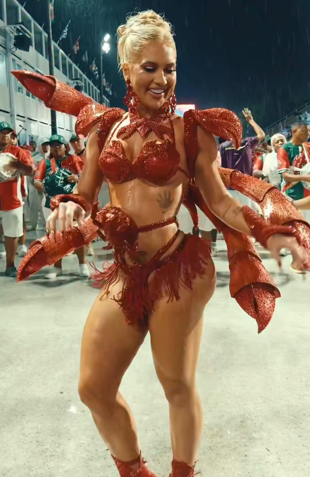 Virginia apareceu caracterizada para o Carnaval e movimentou as redes sociais ao surgir em clima de Sapucaí, às vésperas de seu desfile pela Grande Rio.