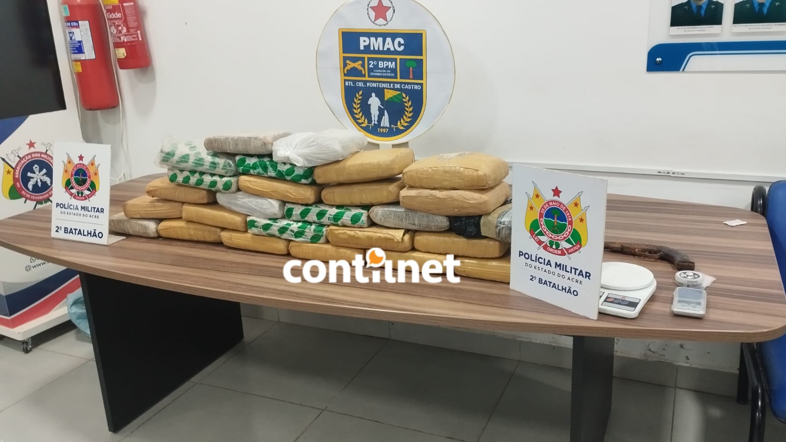 Denúncia levou a PM a apreender cerca de 27 quilos de drogas, arma e materiais do tráfico em imóveis usados por facção.