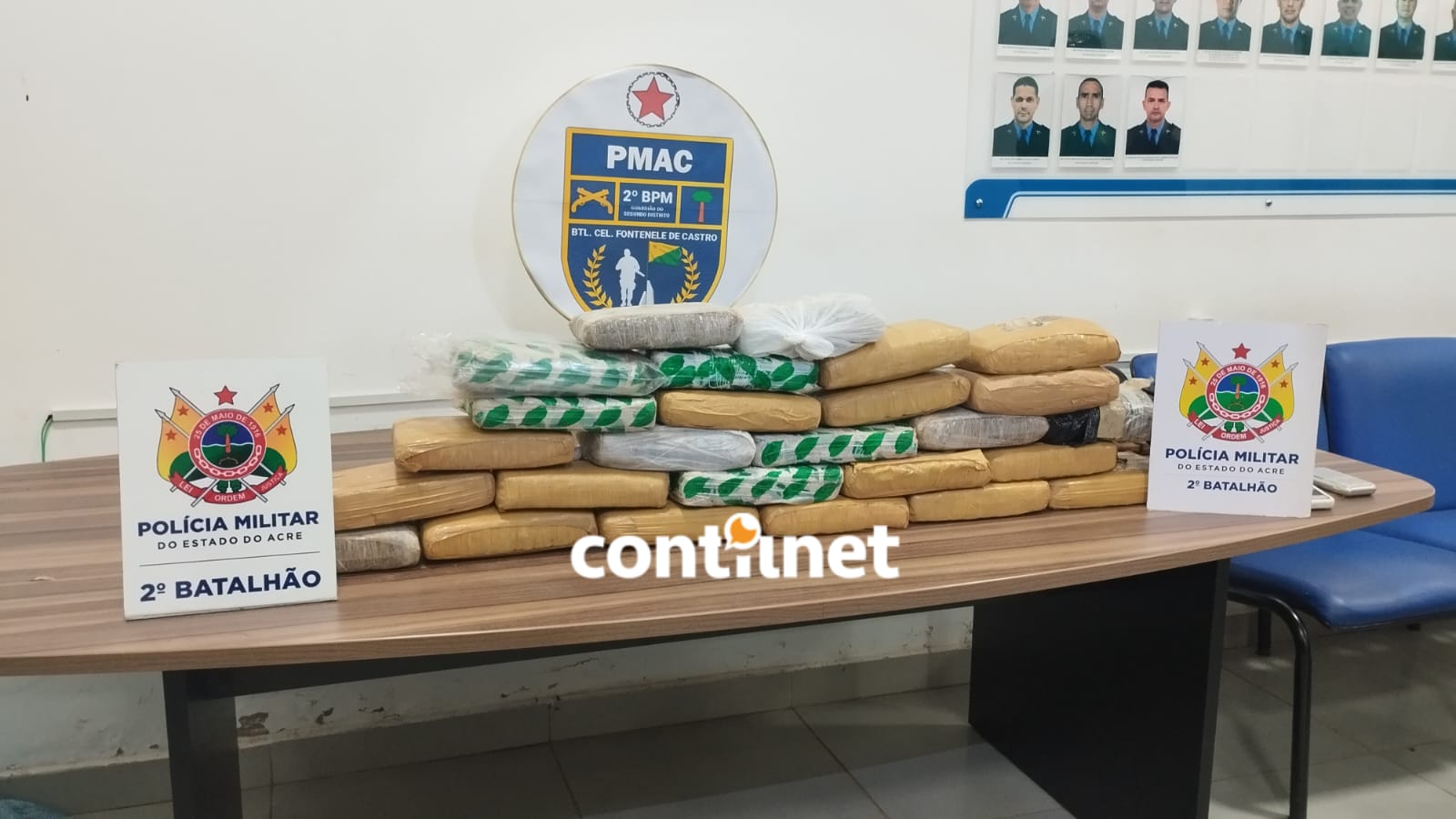 Denúncia levou a PM a apreender cerca de 27 quilos de drogas, arma e materiais do tráfico em imóveis usados por facção.
