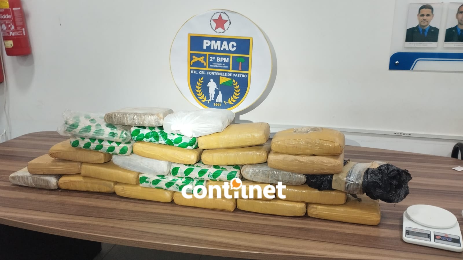 Denúncia levou a PM a apreender cerca de 27 quilos de drogas, arma e materiais do tráfico em imóveis usados por facção.