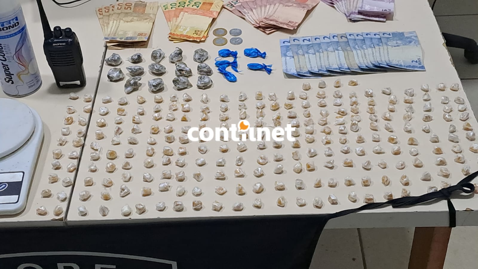 Suspeita foi presa pelo BOPE após tentar descartar sacola com drogas, dinheiro e equipamentos usados na comercialização ilegal.