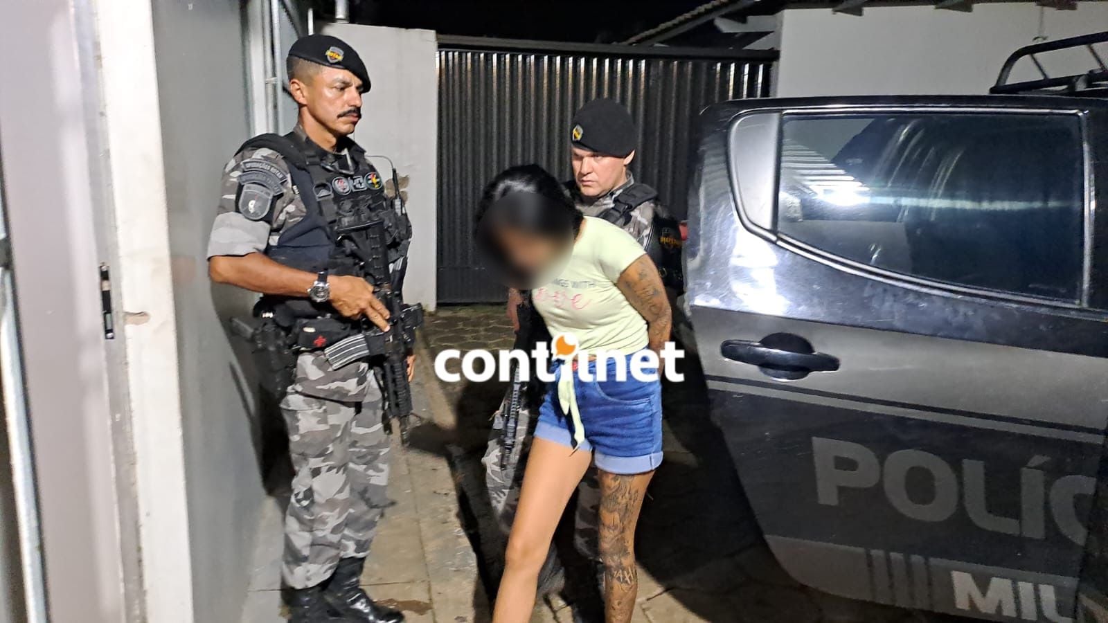 Mulher foi presa pelo BOPE após tentar descartar sacola com drogas, dinheiro e equipamentos usados na comercialização ilegal.