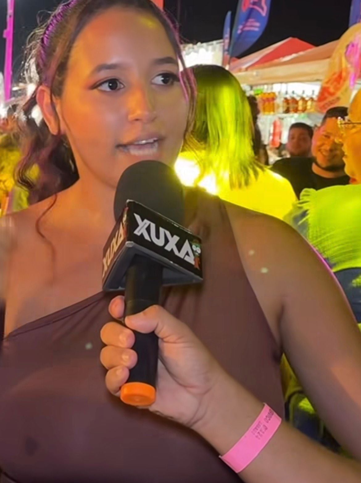 Mulher faz desabafo divertido após festa e resposta espontânea em entrevista viraliza, arrancando risadas e comentários nas redes sociais.