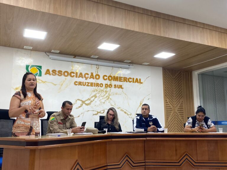 Prefeitura de Cruzeiro do Sul reúne empreendedores do carnaval para definir regras de funcionamento
