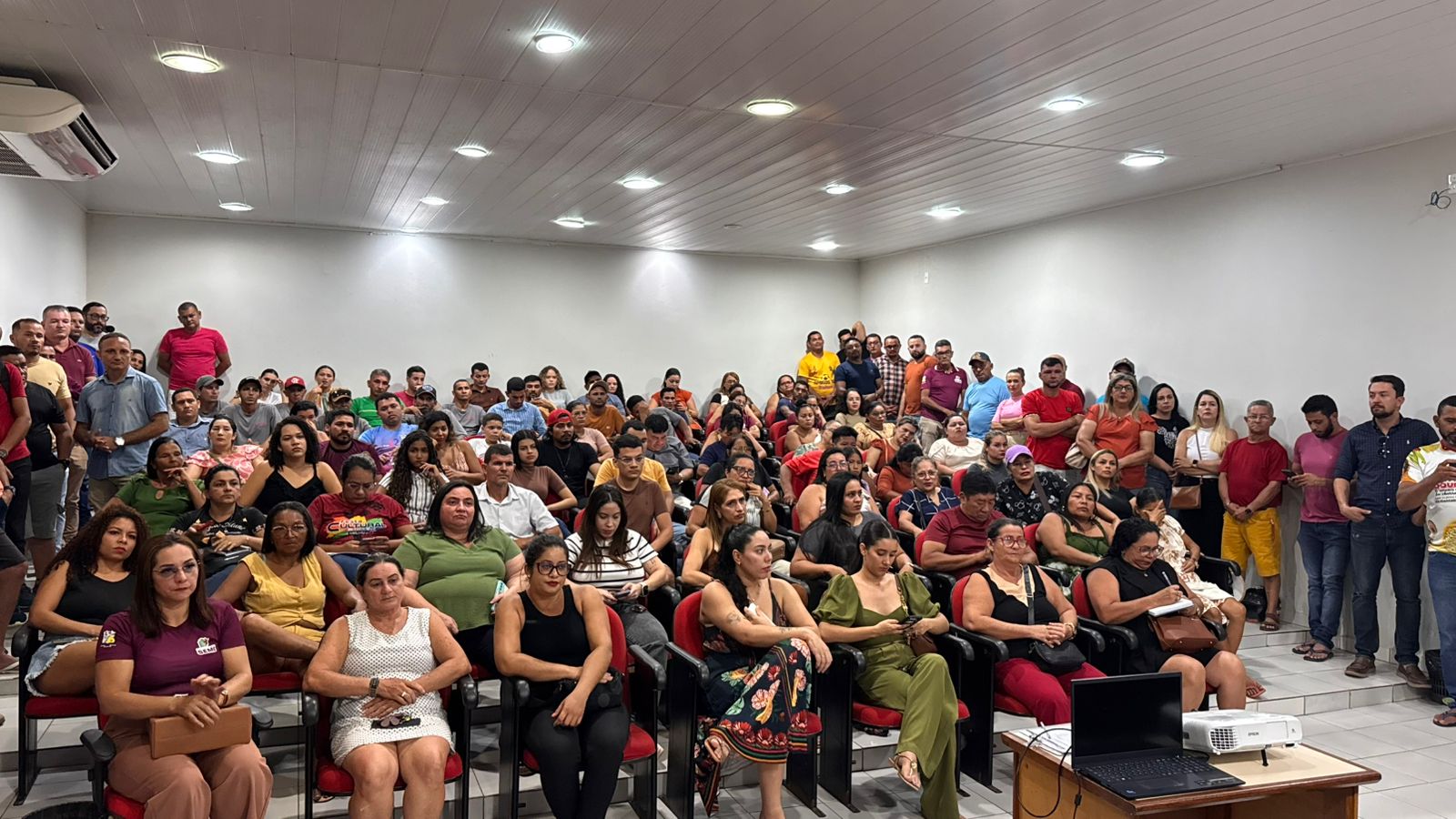 Prefeito Railson Ferreira anuncia melhorias na educação de Feijó, com reajuste salarial e modernização