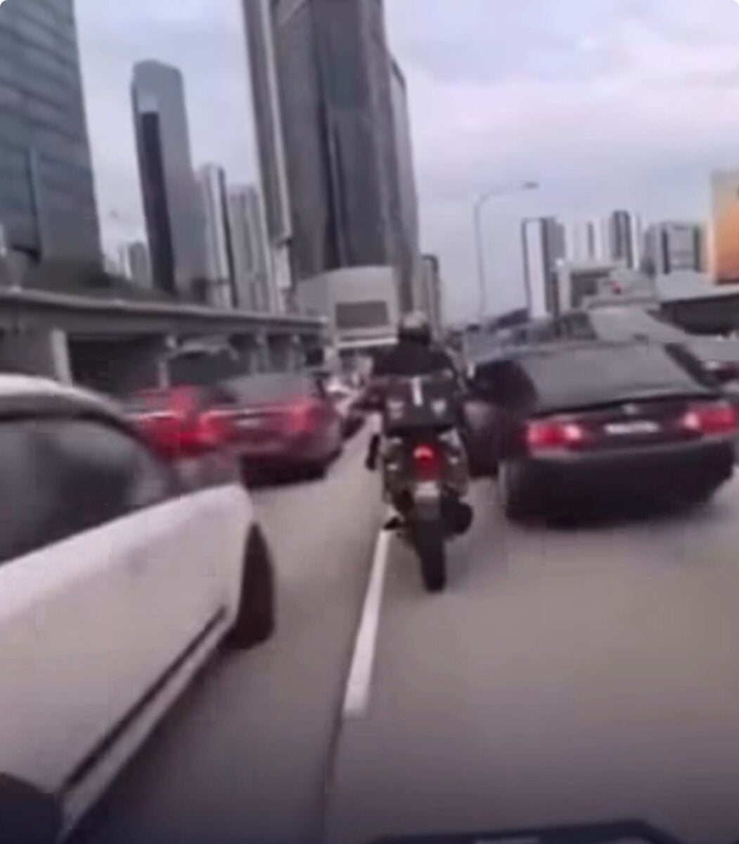 Criança abriu porta de carro sem trava ativada e provocou acidente envolvendo quatro carros e duas motocicletas.