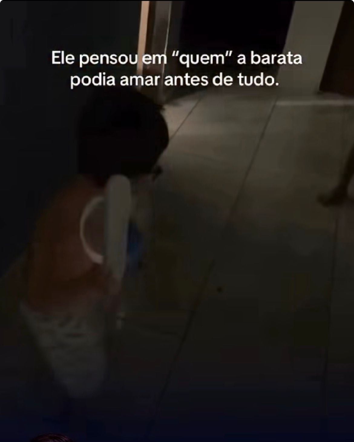 Menino questiona se barata tem filhos antes de matá-la e vídeo diverte internautas nas redes sociais.