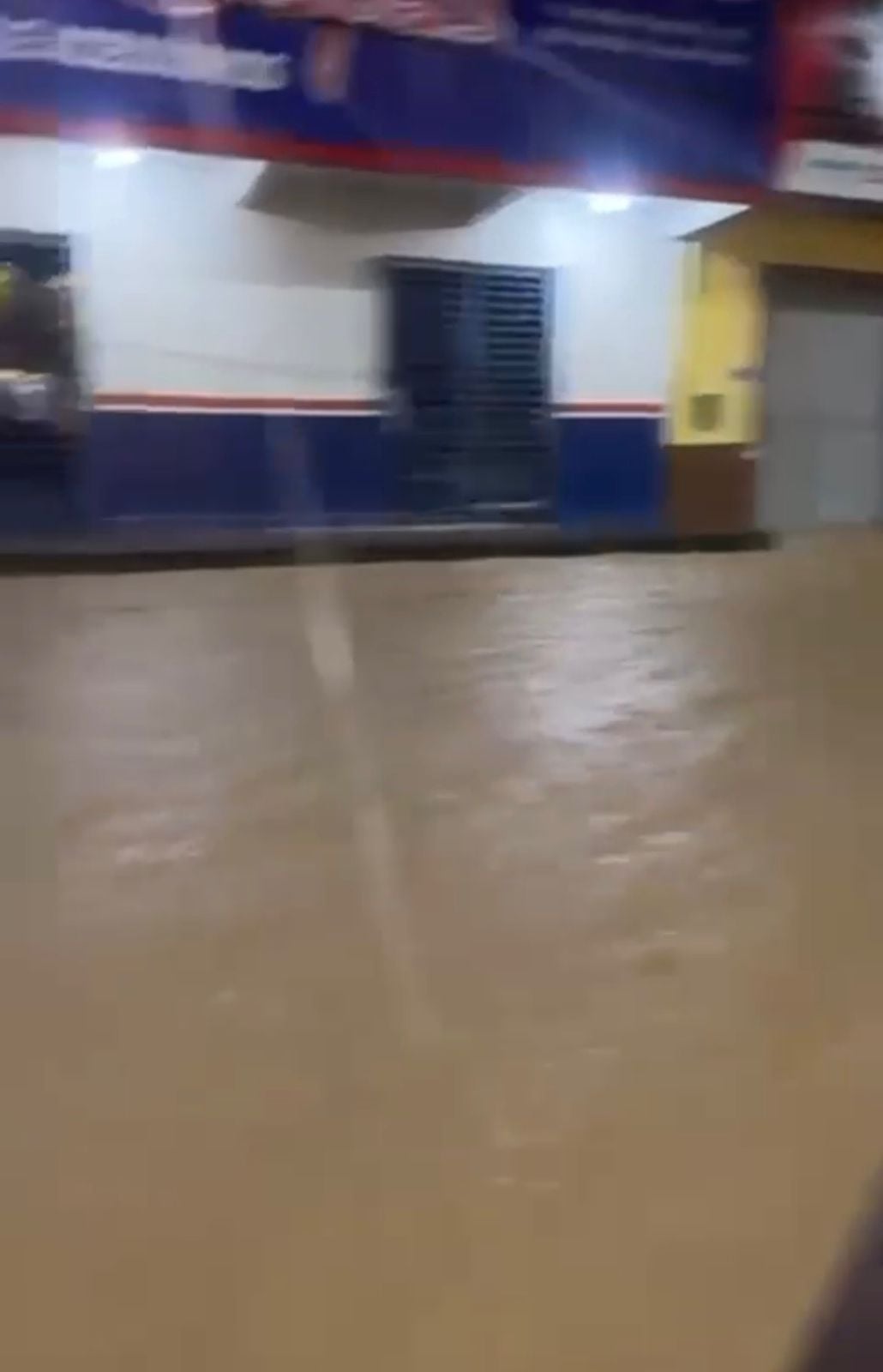 Chuva intensa provoca alagamentos, atinge comércios e deixa vias parcialmente intransitáveis, causando transtornos à população.