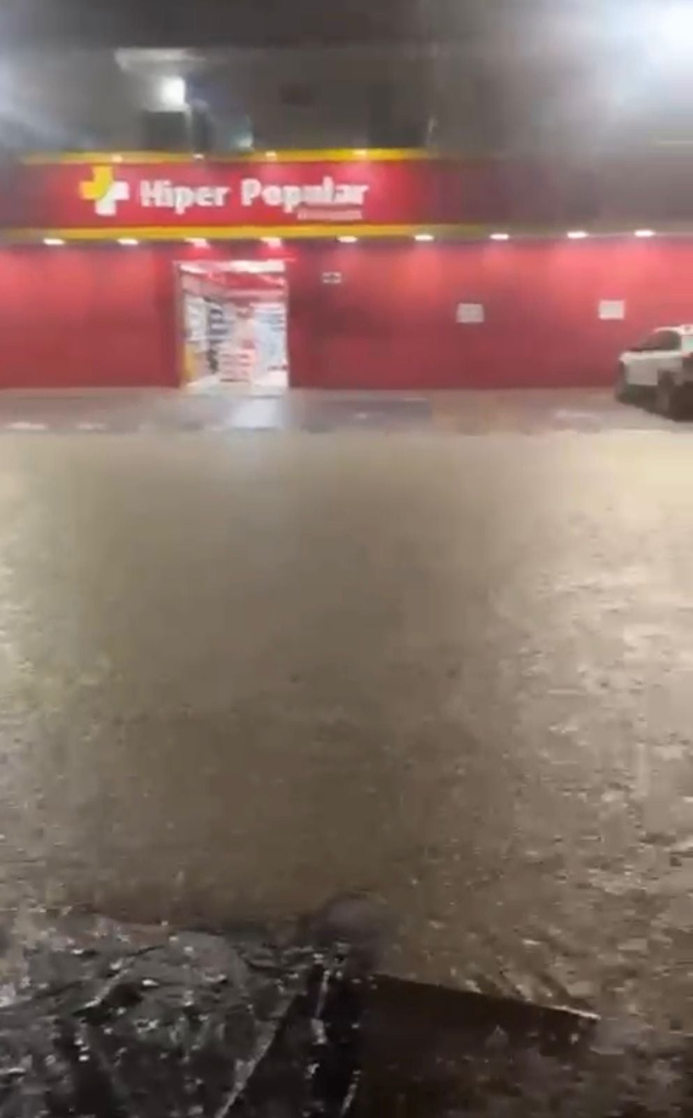*Forte chuva provoca alagamentos e causa transtornos em Cruzeiro do Sul*Uma forte chuva registrada nas últimas horas provocou alagamentos em diversos pontos de Cruzeiro do Sul, no interior do Acre, causando transtornos à população e comprometendo a mobilidade urbana em áreas estratégicas do município.

O volume de água fez o Boulevard Thaumaturgo transbordar, atingindo a Avenida Coronel Mâncio Lima, uma das principais vias da cidade. Motoristas e pedestres enfrentaram dificuldades para se deslocar, já que trechos da avenida ficaram praticamente intransitáveis devido ao acúmulo de água.

Vídeos enviados mostram ruas e calçadas cobertas pela enxurrada, evidenciando a força da chuva e a rapidez com que o nível da água subiu. As imagens também revelam veículos avançando com dificuldade em meio aos alagamentos.

Além dos impactos no trânsito, estabelecimentos comerciais foram atingidos. Comércios, farmácias e lojas localizados principalmente em áreas próximas ao centro registraram invasão de água, gerando prejuízos materiais e preocupação entre comerciantes e moradores.

Até o momento, não há informações oficiais sobre o volume de chuva registrado nem sobre eventuais medidas emergenciais adotadas pelo poder público. A população segue em alerta diante da possibilidade de novos alagamentos caso as chuvas persistam.Uma forte chuva registrada nas últimas horas provocou alagamentos em diversos pontos de Cruzeiro do Sul, no interior do Acre, causando transtornos à população e comprometendo a mobilidade urbana em áreas estratégicas do município.

O volume de água fez o Boulevard Thaumaturgo transbordar, atingindo a Avenida Coronel Mâncio Lima, uma das principais vias da cidade. Motoristas e pedestres enfrentaram dificuldades para se deslocar, já que trechos da avenida ficaram praticamente intransitáveis devido ao acúmulo de água.

Vídeos enviados à redação do Notícias do Juruá mostram ruas e calçadas cobertas pela enxurrada, evidenciando a força da chuva e a rapidez com que o nível da água subiu. As imagens também revelam veículos avançando com dificuldade em meio aos alagamentos.

Além dos impactos no trânsito, estabelecimentos comerciais foram atingidos. Comércios, farmácias e lojas localizados principalmente em áreas próximas ao centro registraram invasão de água, gerando prejuízos materiais e preocupação entre comerciantes e moradores.

Até o momento, não há informações oficiais sobre o volume de chuva registrado nem sobre eventuais medidas emergenciais adotadas pelo poder público. A população segue em alerta diante da possibilidade de novos alagamentos caso as chuvas persistam.