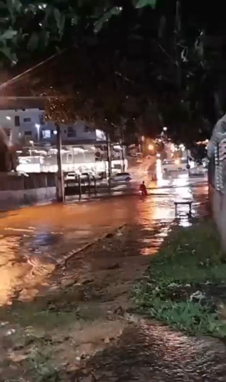 Chuva intensa provoca alagamentos, atinge comércios e deixa vias parcialmente intransitáveis, causando transtornos à população.
