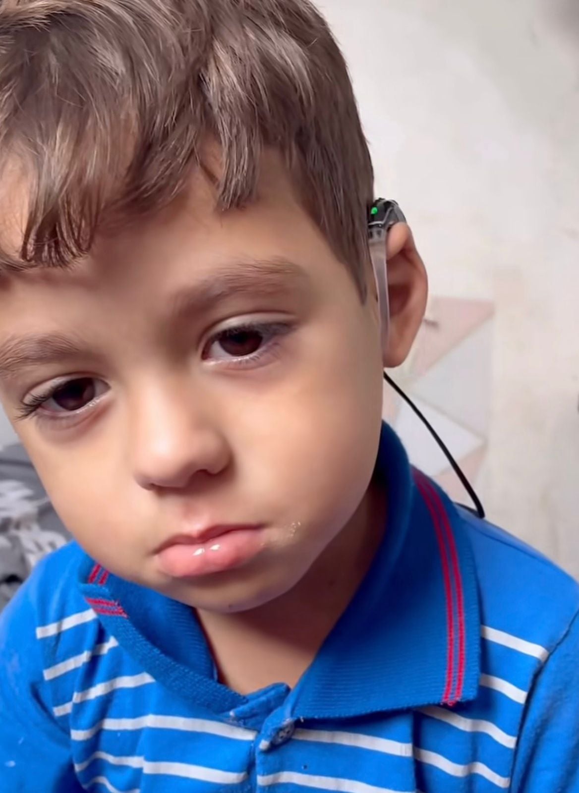 Vídeo mostra reação emocionante de menino ao ouvir “mamãe” pela primeira vez.