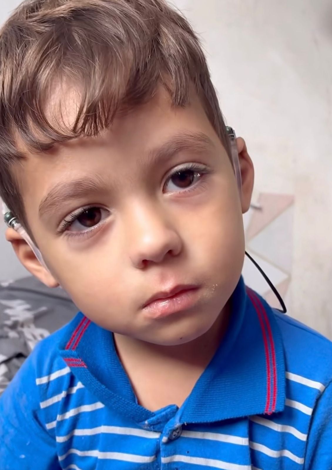 Vídeo mostra reação emocionante de menino ao ouvir “mamãe” pela primeira vez.