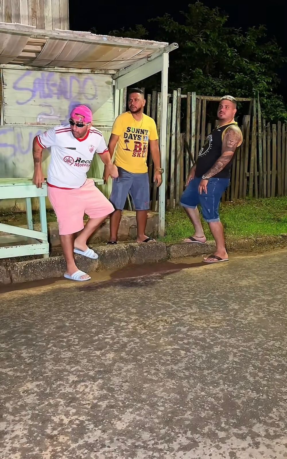 Influenciadores gravam trend com áudio de Cinderela e participação do BOPE; vídeo viraliza nas redes.