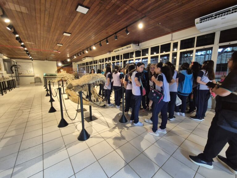 Aproximadamente 60 alunos viveram uma verdadeira viagem no tempo ao visitarem o laboratório de Paleontologia da Ufac.