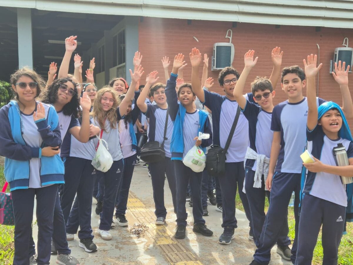 Aproximadamente 60 alunos viveram uma verdadeira viagem no tempo ao visitarem o laboratório de Paleontologia da Ufac.