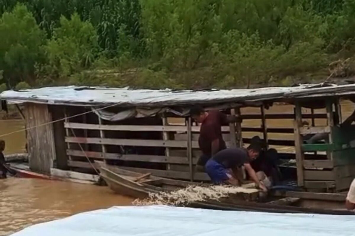 Um batelão utilizado para transporte quase foi perdido após naufragar na tarde da última quinta-feira (12), no Rio Iaco, em Sena Madureira.