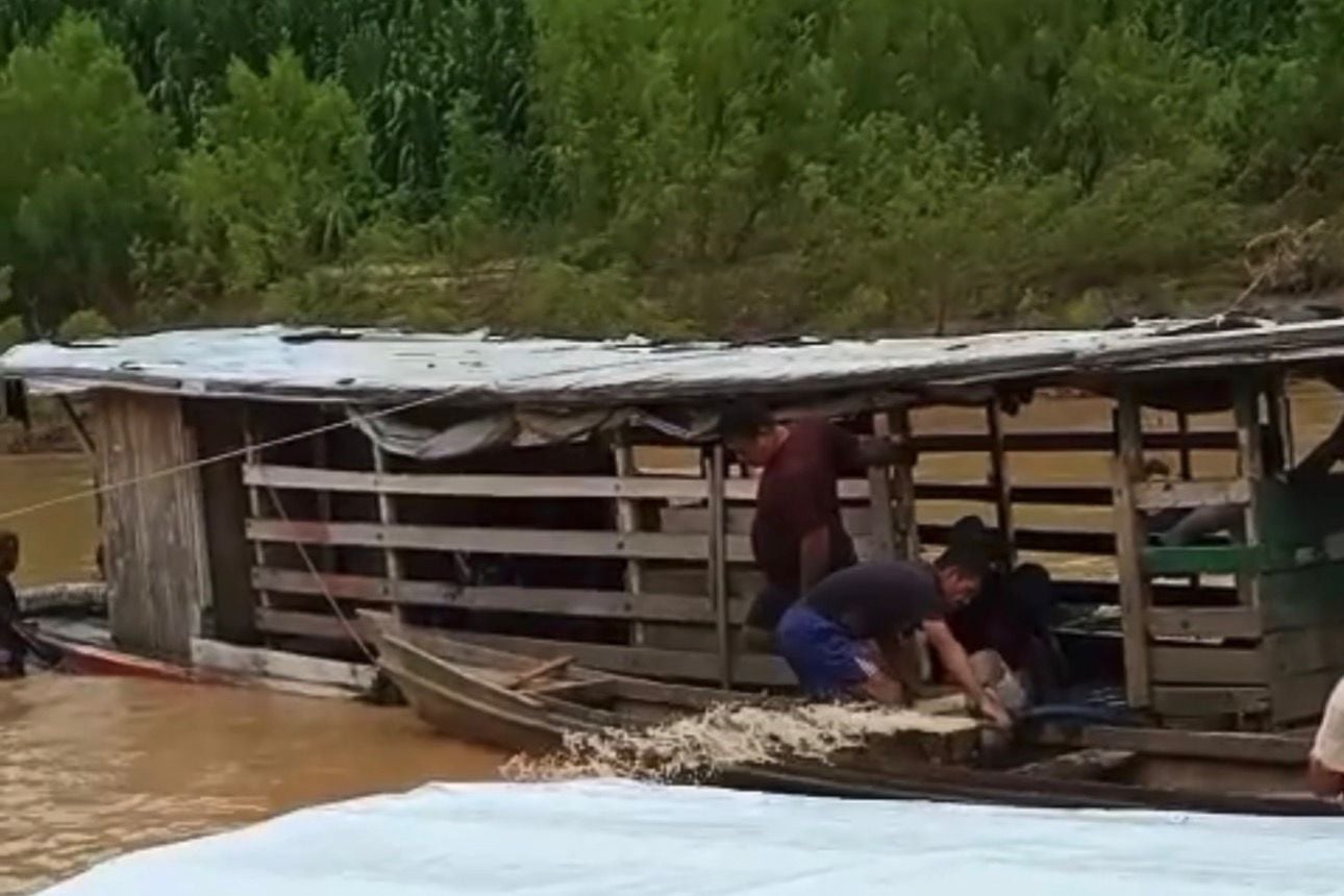 Um batelão utilizado para transporte quase foi perdido após naufragar na tarde da última quinta-feira (12), no Rio Iaco, em Sena Madureira.