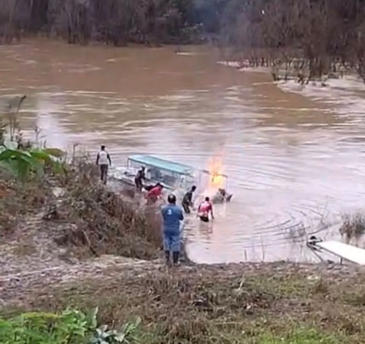 Vídeo mostra motor de voadeira pegando fogo após superaquecer. Embarcação teria cerca de 50 litros de gasolina