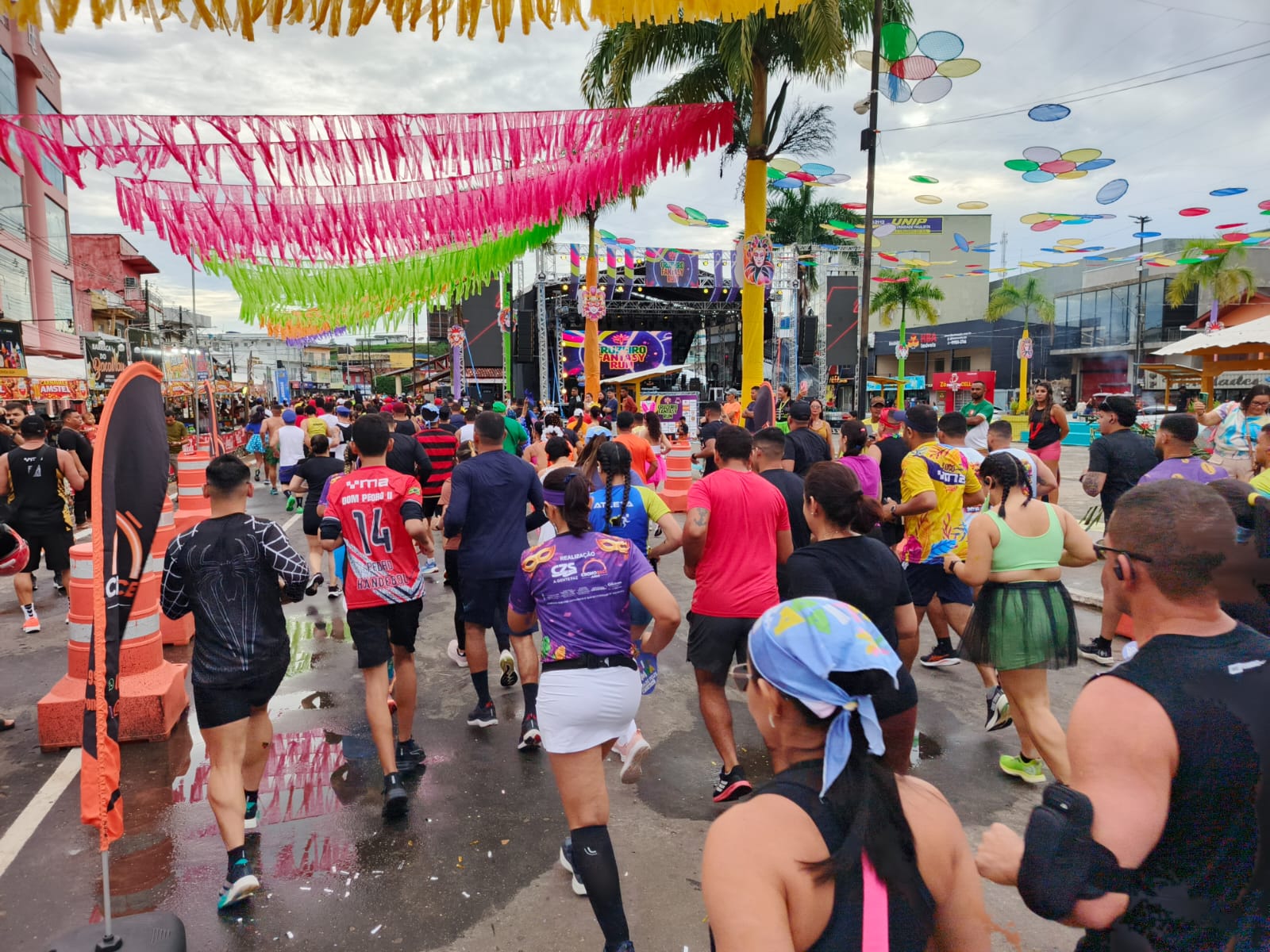O esporte e a irreverência abriram oficialmente o Carnaval 2026 em Cruzeiro do Sul neste sábado, 14, com a realização da Fantasy Run.