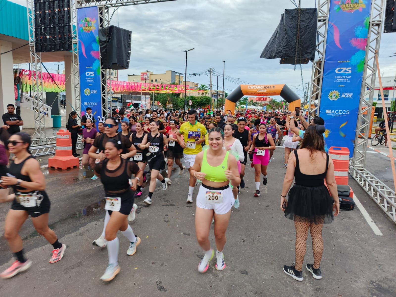 O esporte e a irreverência abriram oficialmente o Carnaval 2026 em Cruzeiro do Sul neste sábado, 14, com a realização da Fantasy Run.