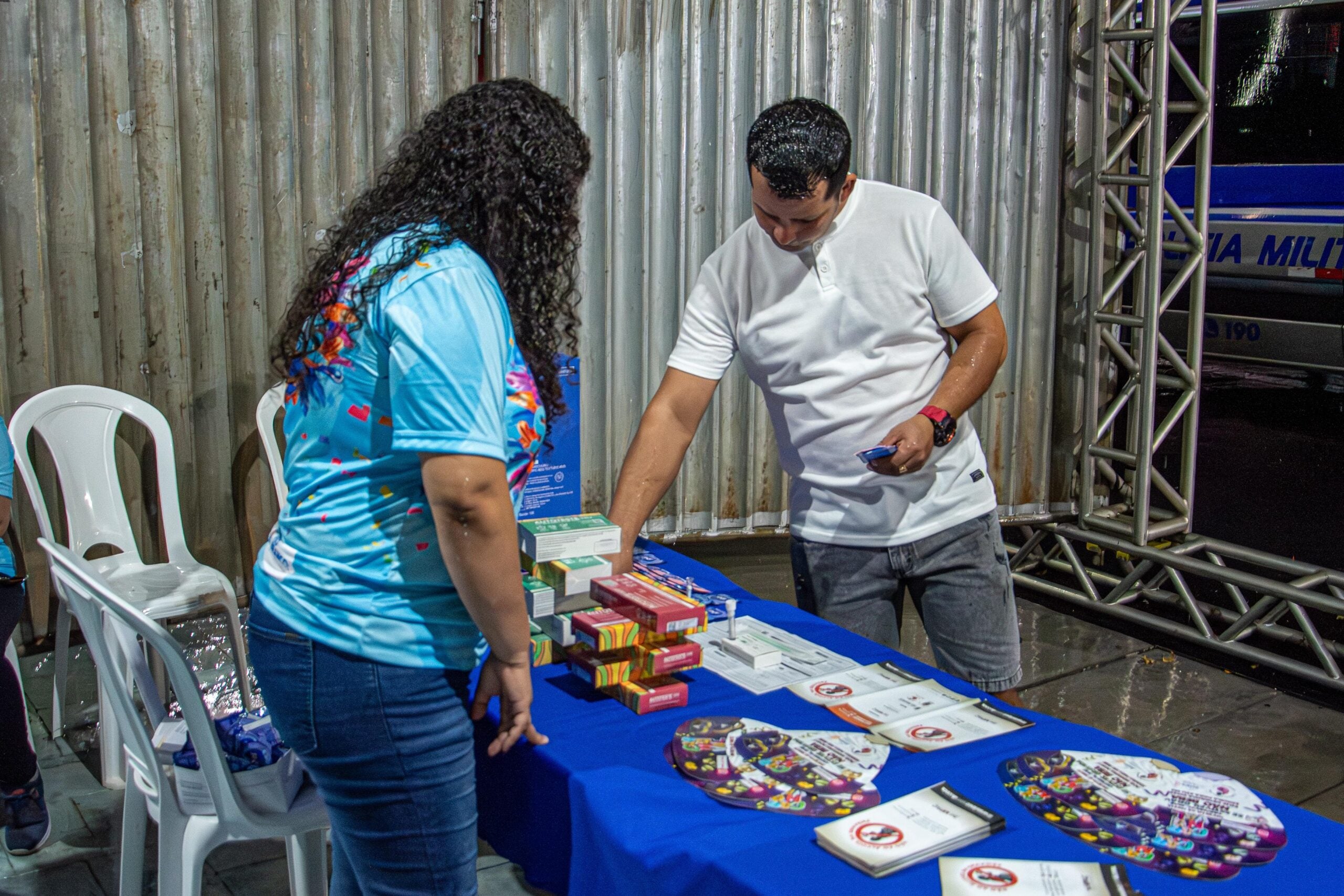 A segunda noite do Carnaval Folia, Tradição e Alegria, neste sábado (15), foi marcada não apenas pela animação dos foliões, mas também por informação e cuidado com a saúde
