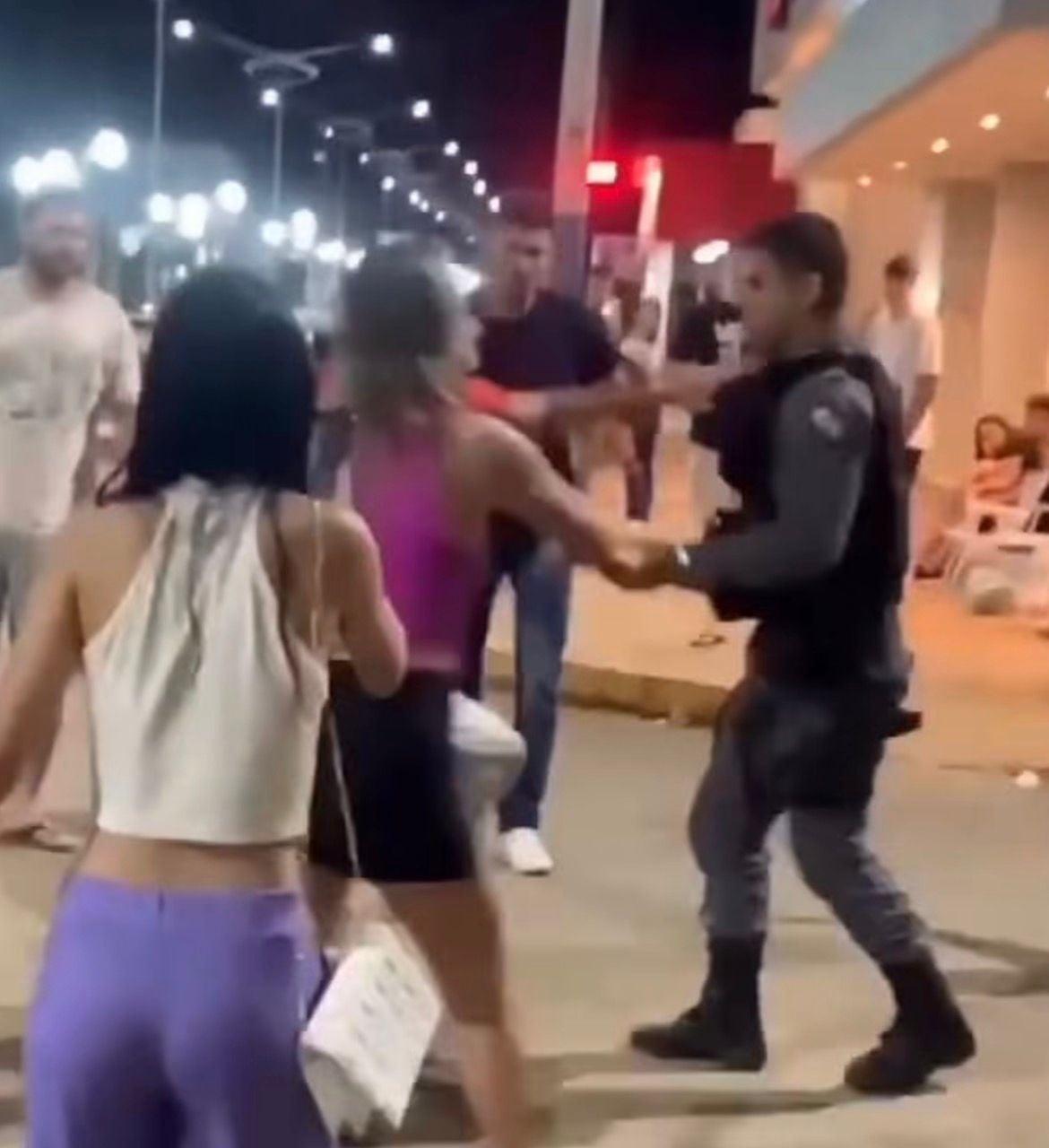 Jovem de 26 anos morre após ser baleado durante abordagem policial; vídeo da ação circula nas redes e caso gera repercussão.