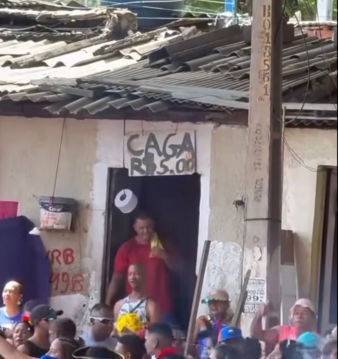 Homem cobra R$ 5 para uso de banheiro em meio a foliões; vídeo da cena inusitada repercute nas redes sociais.