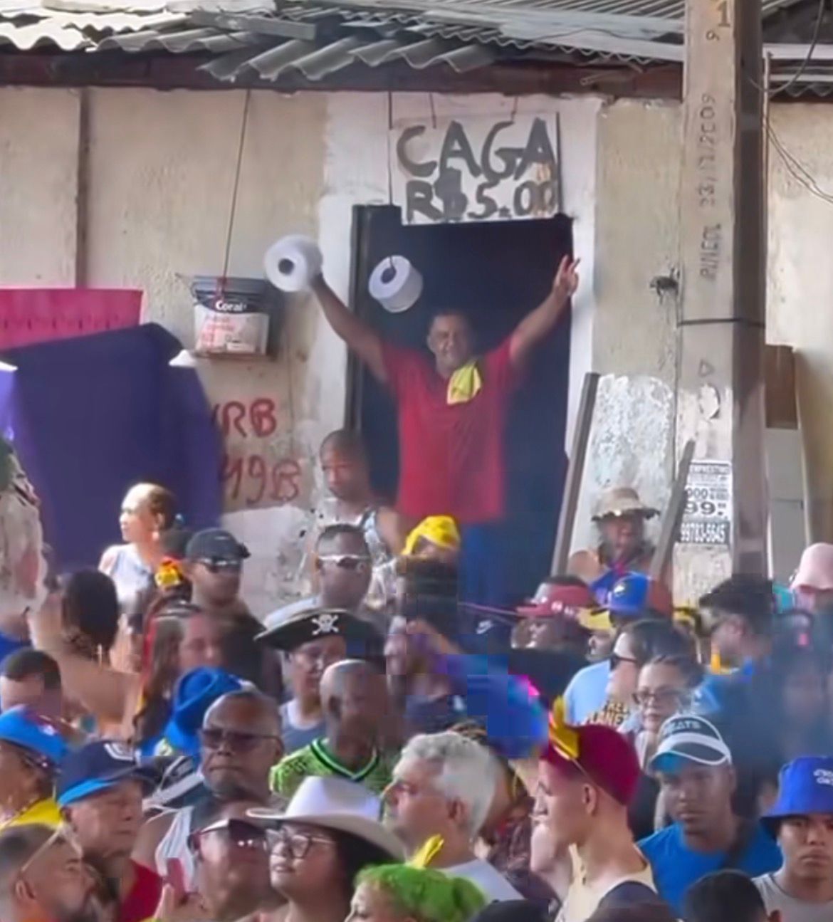 Homem cobra R$ 5 para uso de banheiro em meio a foliões; vídeo da cena inusitada repercute nas redes sociais.