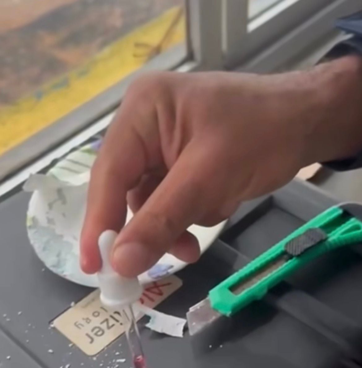 PRF apreende 15,4 kg de cocaína moldada como pratos em ônibus na BR-316; passageira foi presa em flagrante.