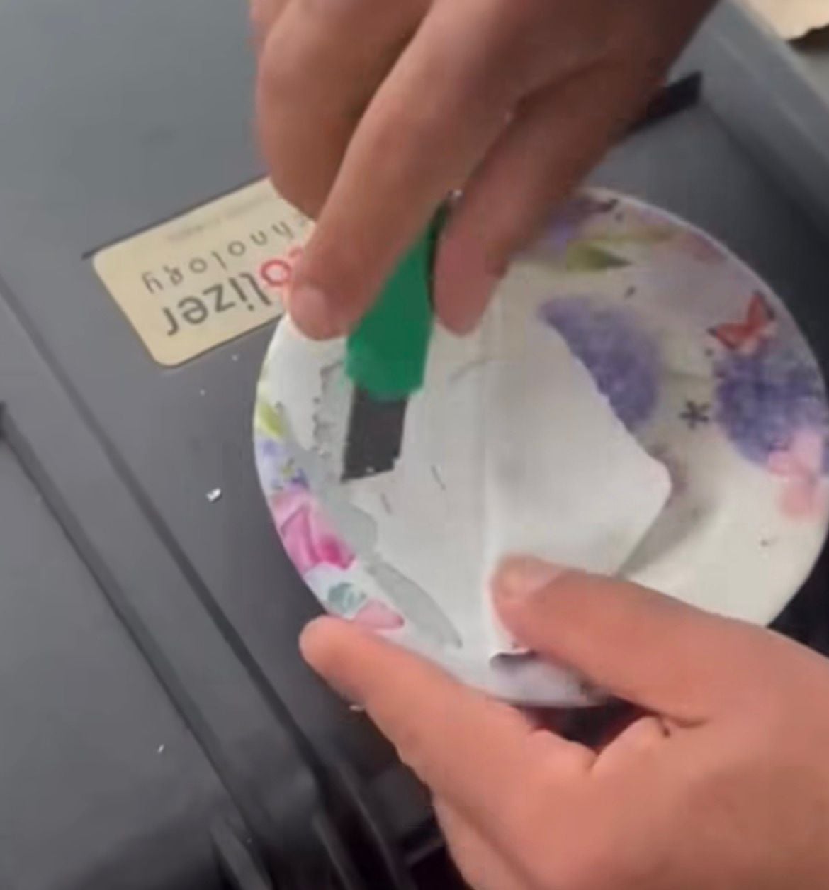 PRF apreende 15,4 kg de cocaína moldada como pratos em ônibus na BR-316; passageira foi presa em flagrante.