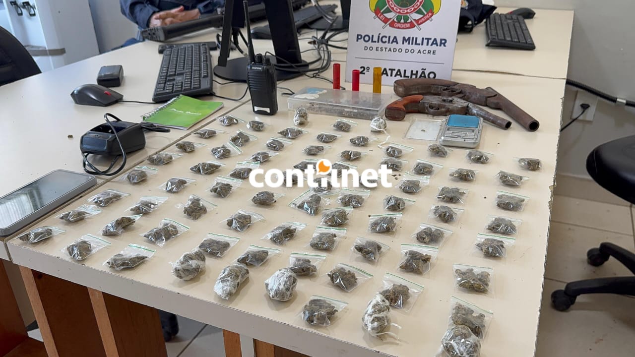 Três pessoas foram presas com skank, escopetas e material do tráfico após tentativa de fuga durante abordagem policial.