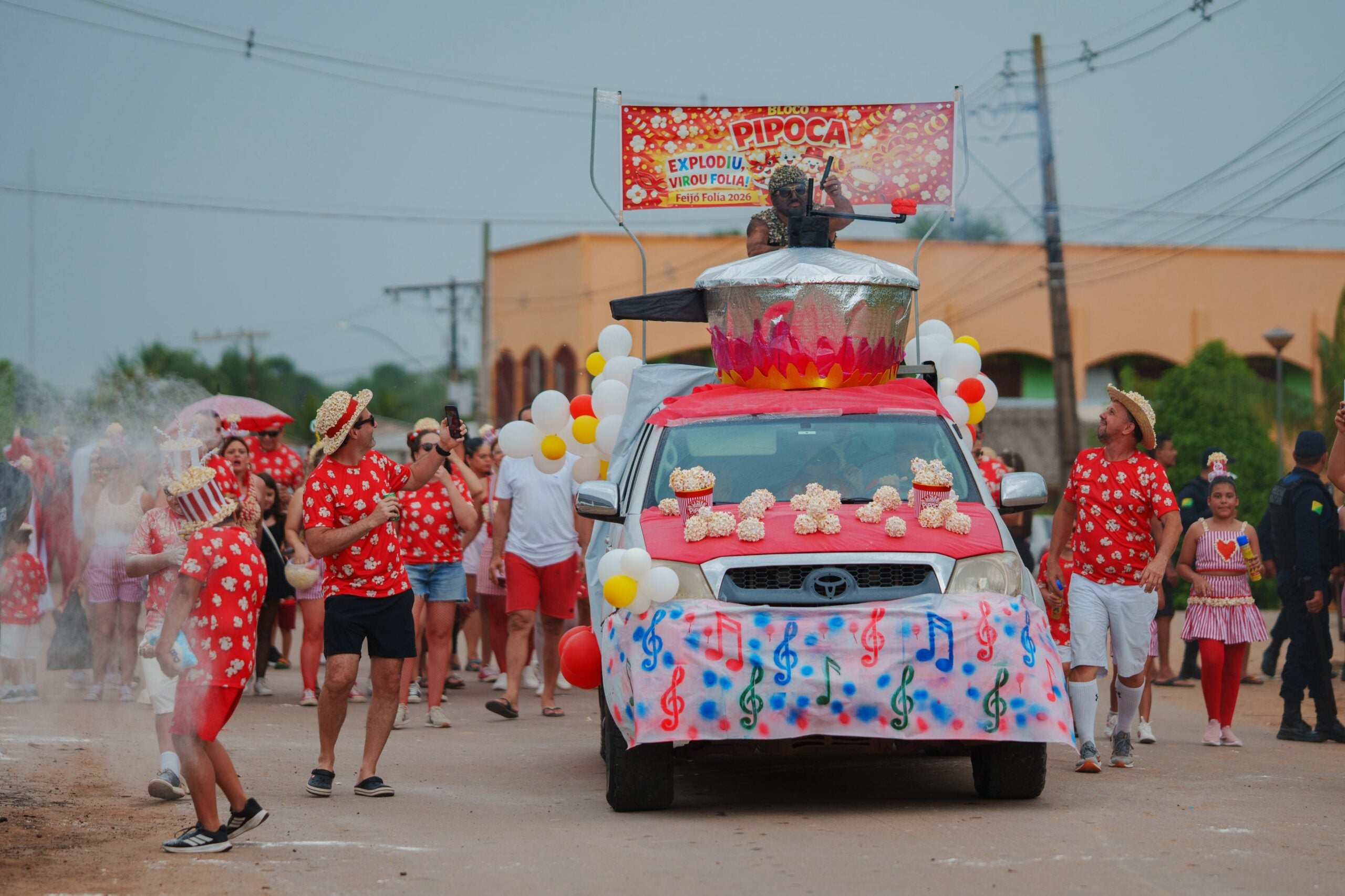 Feijó Folia reúne público, promove desfile do bloco do sujo e premia vencedores com mais de R$ 6 mil durante programação de Carnaval.