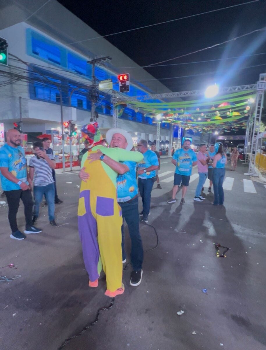 Bocalom pula corda, dança e interage com crianças no Carnaval de Rio Branco, após desfile do Bloco Urubu Cheiroso na Praça da Revolução.