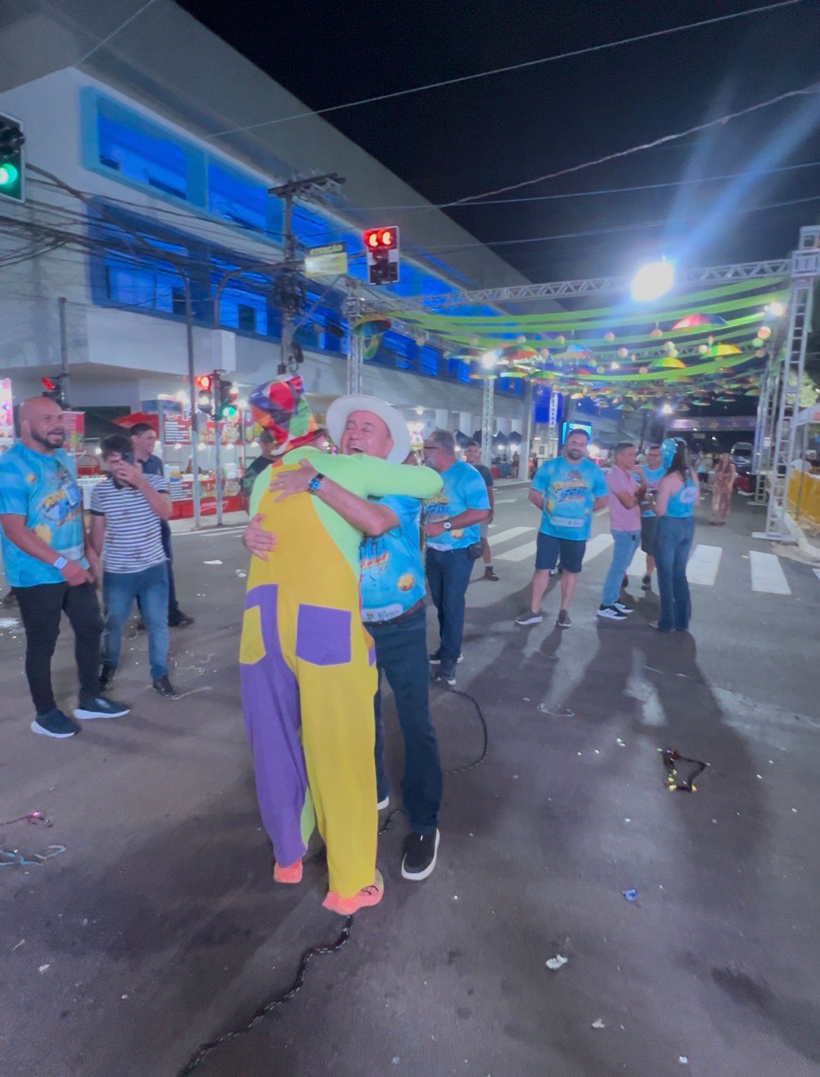 Bocalom pula corda, dança e interage com crianças no Carnaval de Rio Branco, após desfile do Bloco Urubu Cheiroso na Praça da Revolução.