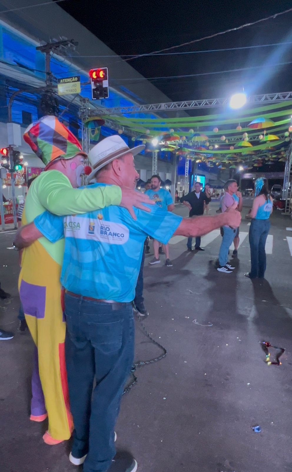 Bocalom pula corda, dança e interage com crianças no Carnaval de Rio Branco, após desfile do Bloco Urubu Cheiroso na Praça da Revolução.