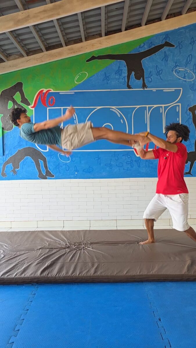 Thiago Silva, instrutor de acrobacias e praticante de Parkour há quase duas décadas, tem conquistado milhares de seguidores nas redes sociais