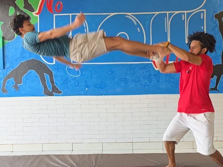 Thiago Silva, instrutor de acrobacias e praticante de Parkour há quase duas décadas, tem conquistado milhares de seguidores nas redes sociais