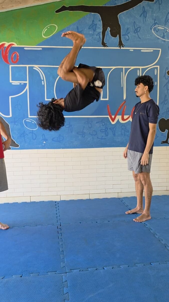 Thiago Silva, instrutor de acrobacias e praticante de Parkour há quase duas décadas, tem conquistado milhares de seguidores nas redes sociais