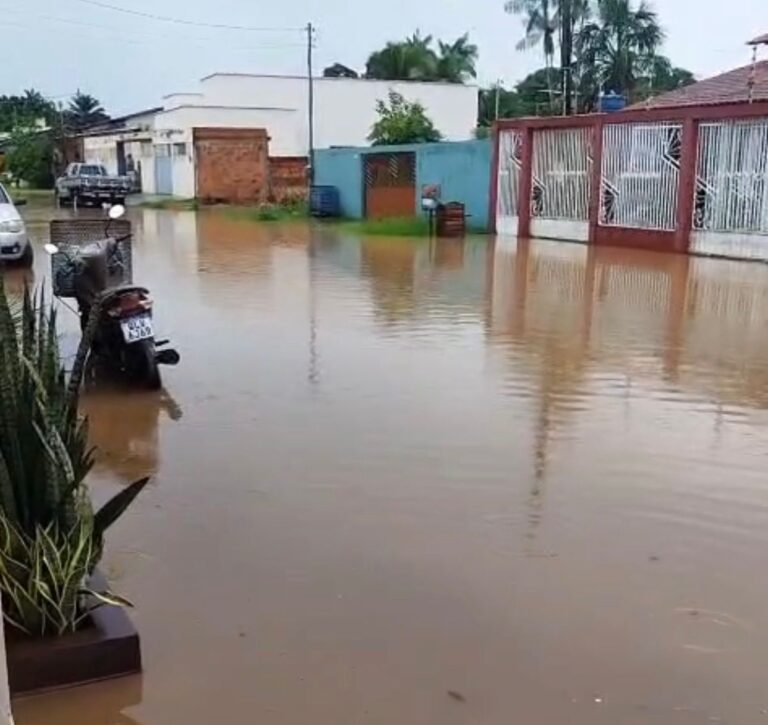A forte chuva que caiu na tarde desta segunda-feira (16) provocou uma série de transtornos em Sena Madureira, deixando vias submersas.