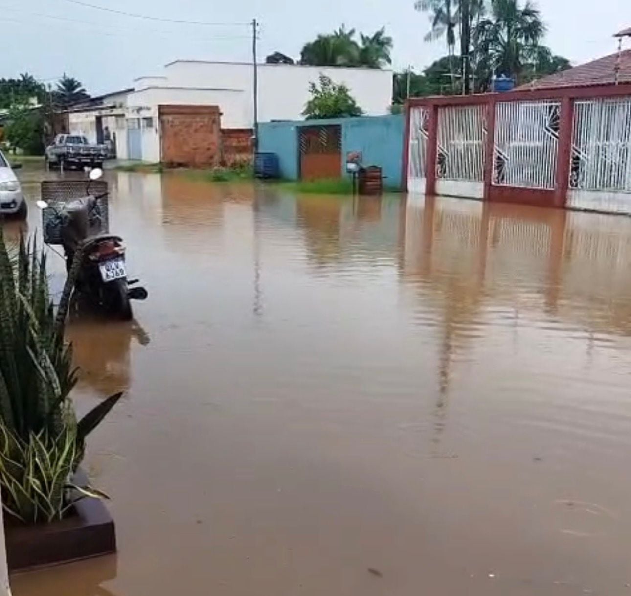 A forte chuva que caiu na tarde desta segunda-feira (16) provocou uma série de transtornos em Sena Madureira, deixando vias submersas.