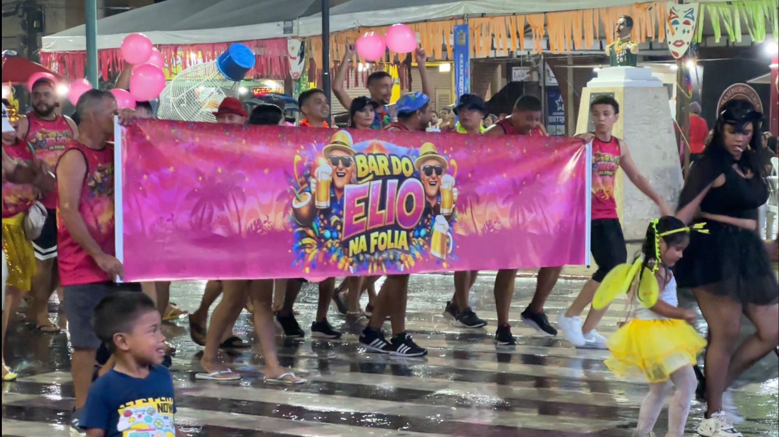 Chuva não afasta público na última noite do Carnaval Cultural, que reuniu oito blocos e cerca de 400 foliões em festa marcada por animação.