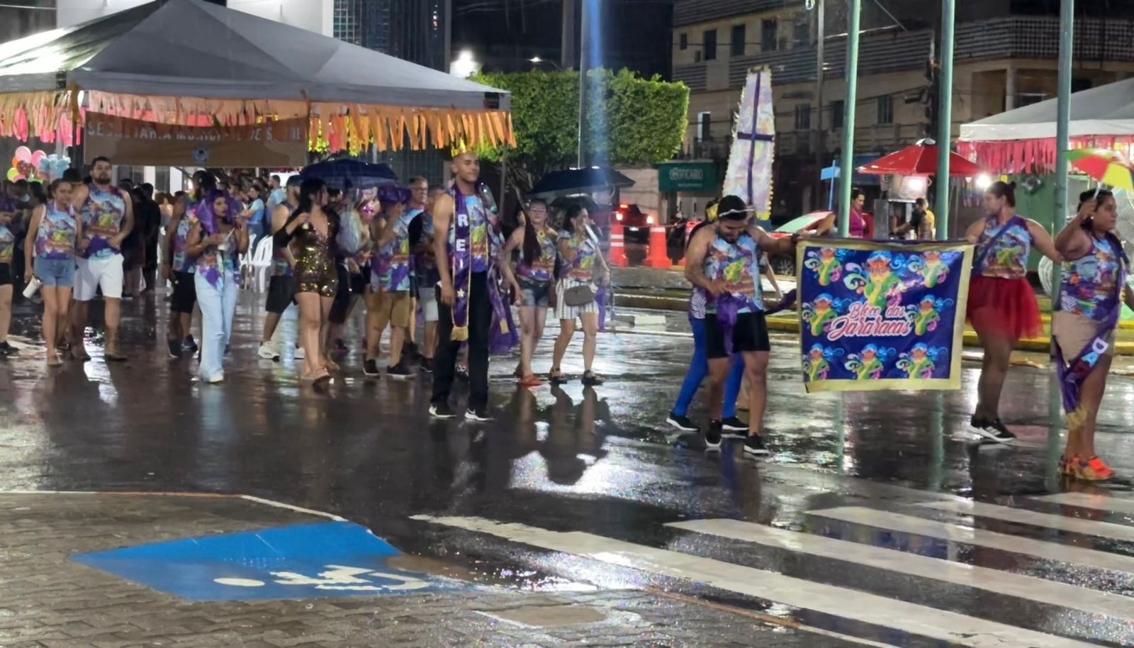 Chuva não afasta público na última noite do Carnaval Cultural, que reuniu oito blocos e cerca de 400 foliões em festa marcada por animação.