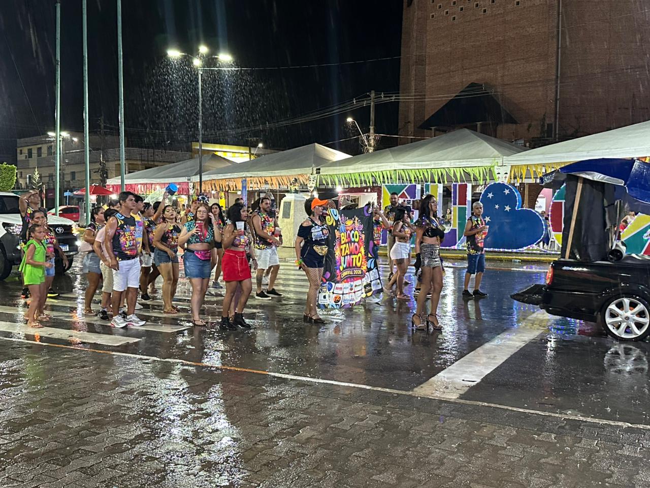 Chuva não afasta público na última noite do Carnaval Cultural, que reuniu oito blocos e cerca de 400 foliões em festa marcada por animação.