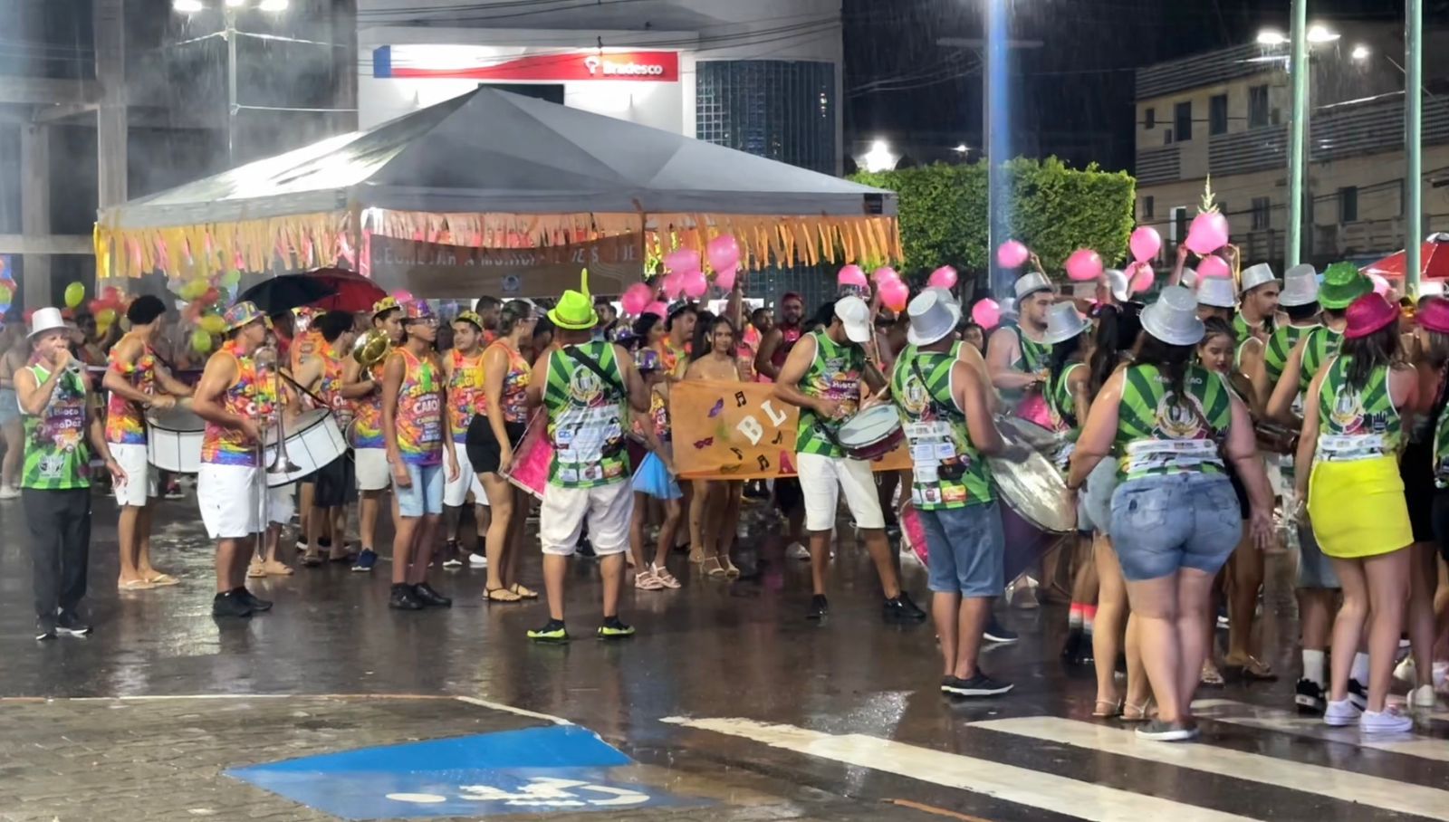 Chuva não afasta público na última noite do Carnaval Cultural, que reuniu oito blocos e cerca de 400 foliões em festa marcada por animação.