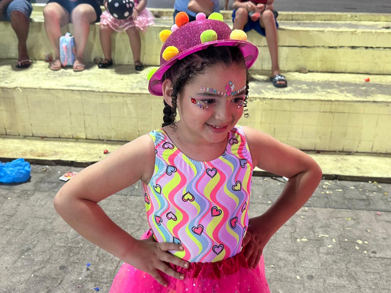 Matinê infantil reúne famílias na Praça Orleir Cameli com fantasias, dança e muita animação, garantindo espaço seguro e divertido às crianças.