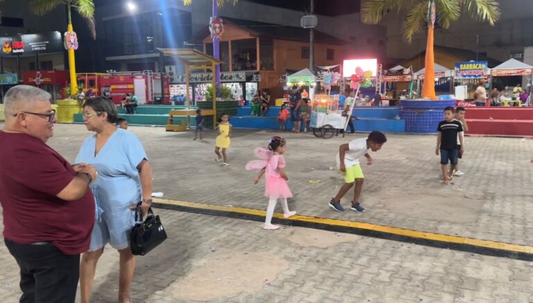 Matinê infantil reúne famílias na Praça Orleir Cameli com fantasias, dança e muita animação, garantindo espaço seguro e divertido às crianças.