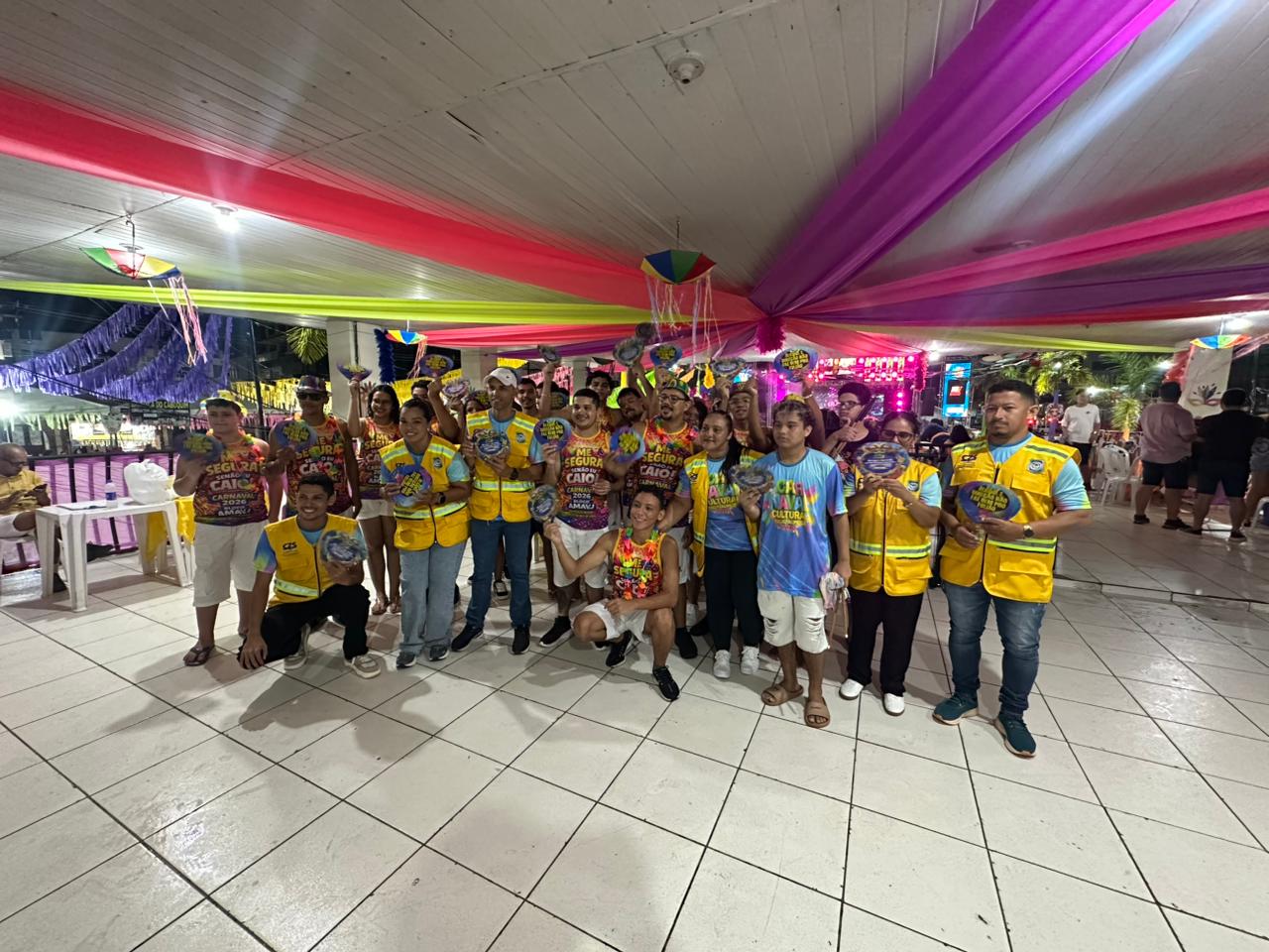 Última noite teve integração entre blocos, público participativo e baterias unidas, mesmo com chuva no encerramento da festa.